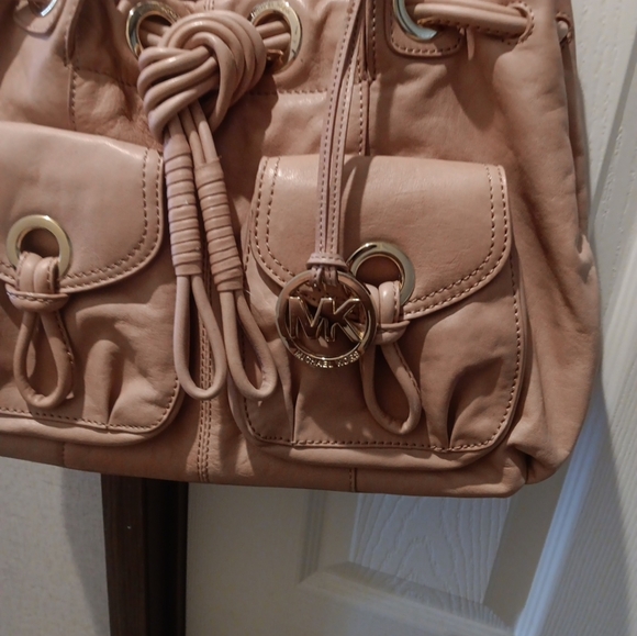 Michael Kors Tan Leather Tote Bag defect in the strap but it doesn't prevent any - Picture 2 of 6